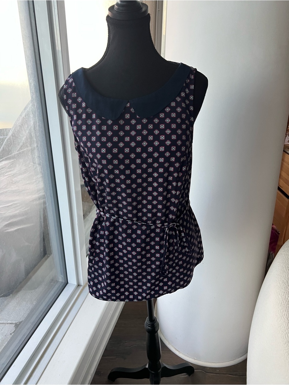 Super Cute Navy Floral Peter Pan Collar Sleeveless Top - like New!